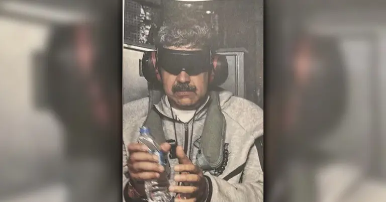 জাহাজে বন্দি অবস্থায় নিকোলাস মাদুরো